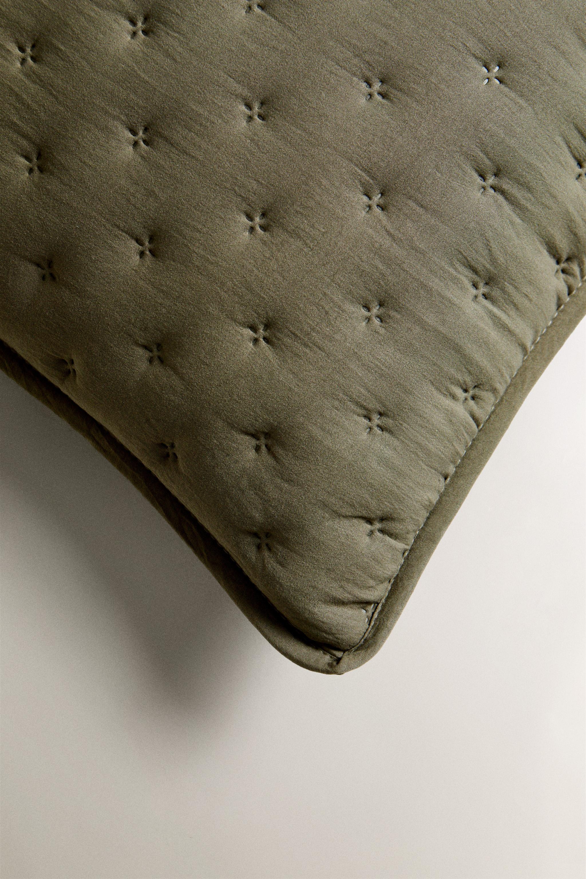 QUILT CUSHION COVER WITH QUILTED DOTS